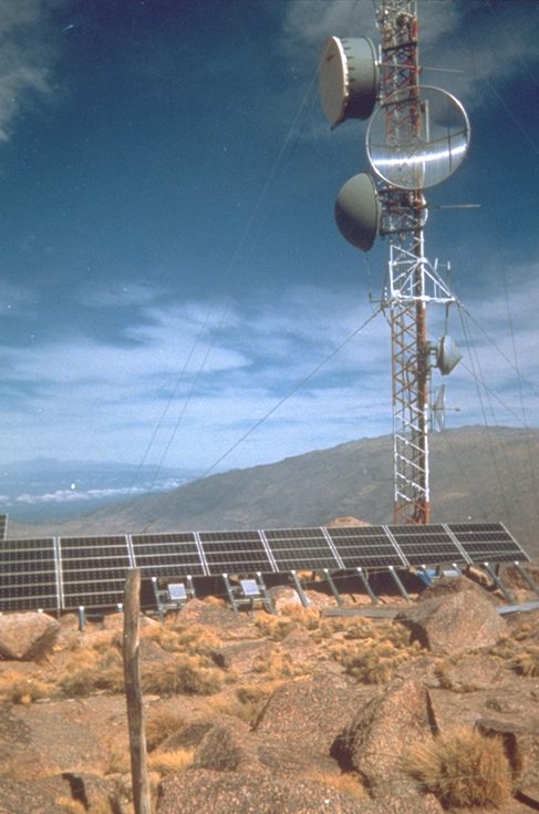 Solar-powered telecom tower with microwave links